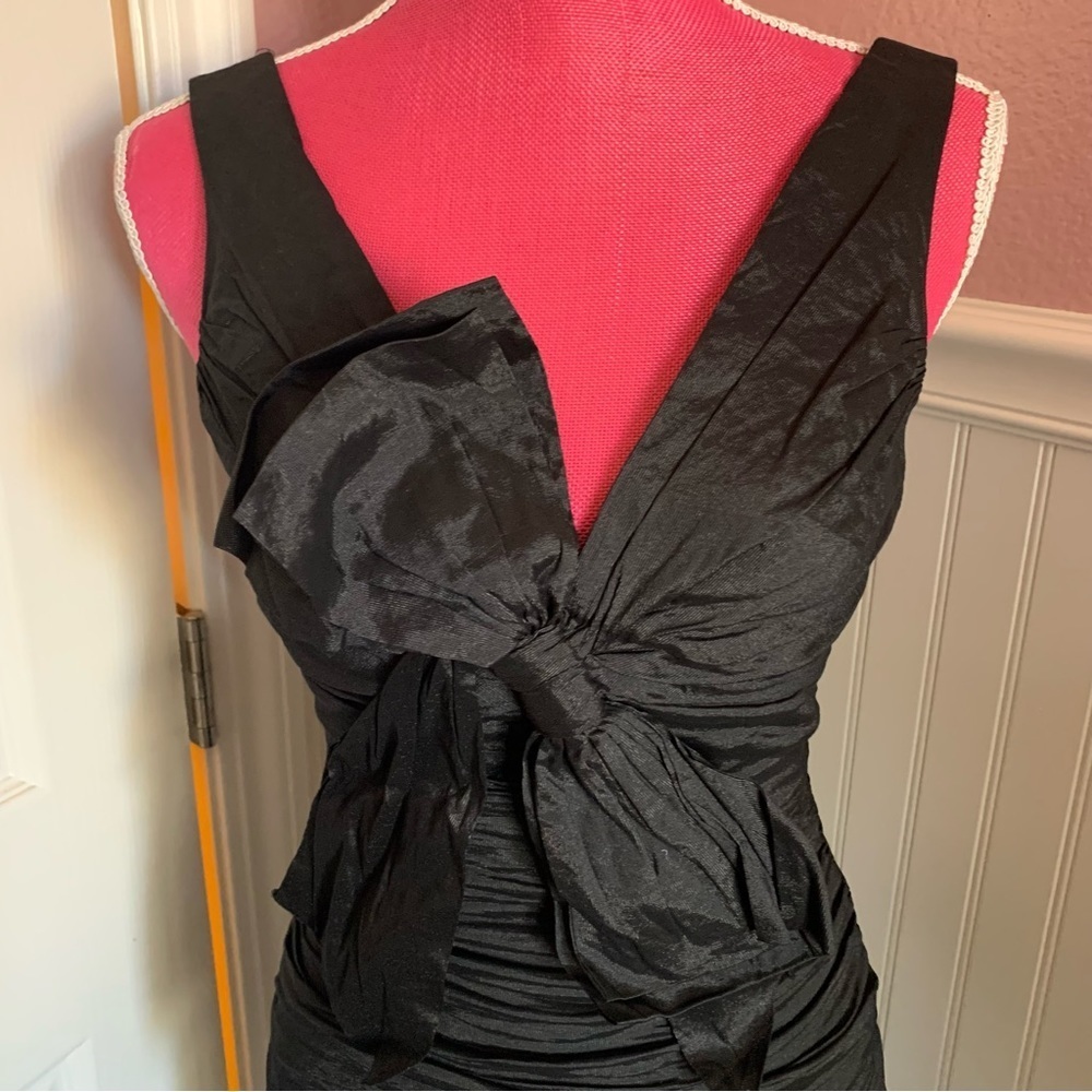 BCBG Max Azaria Black Stretch Taffeta Cocktail Dress size 4, Asymmetrical Bow - Picture 2 of 5